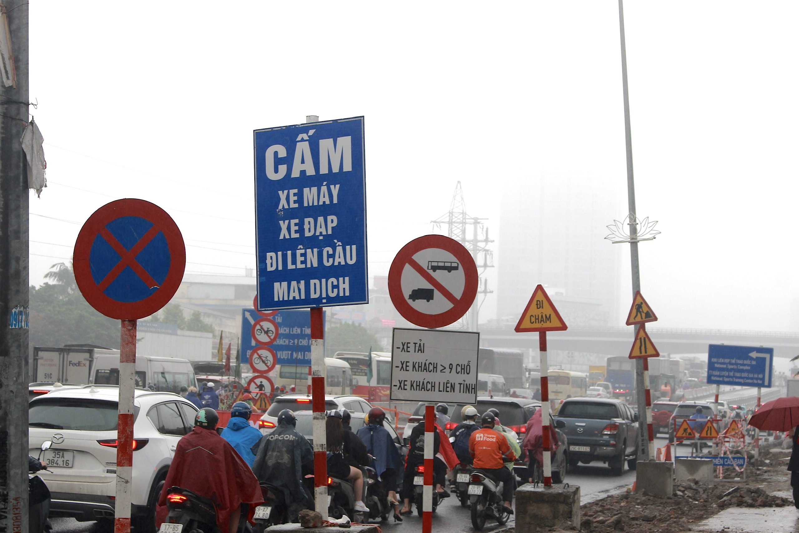 Xe máy chạy nườm nượp trên cầu vượt Mai Dịch bất chấp lệnh cấm- Ảnh 8.
