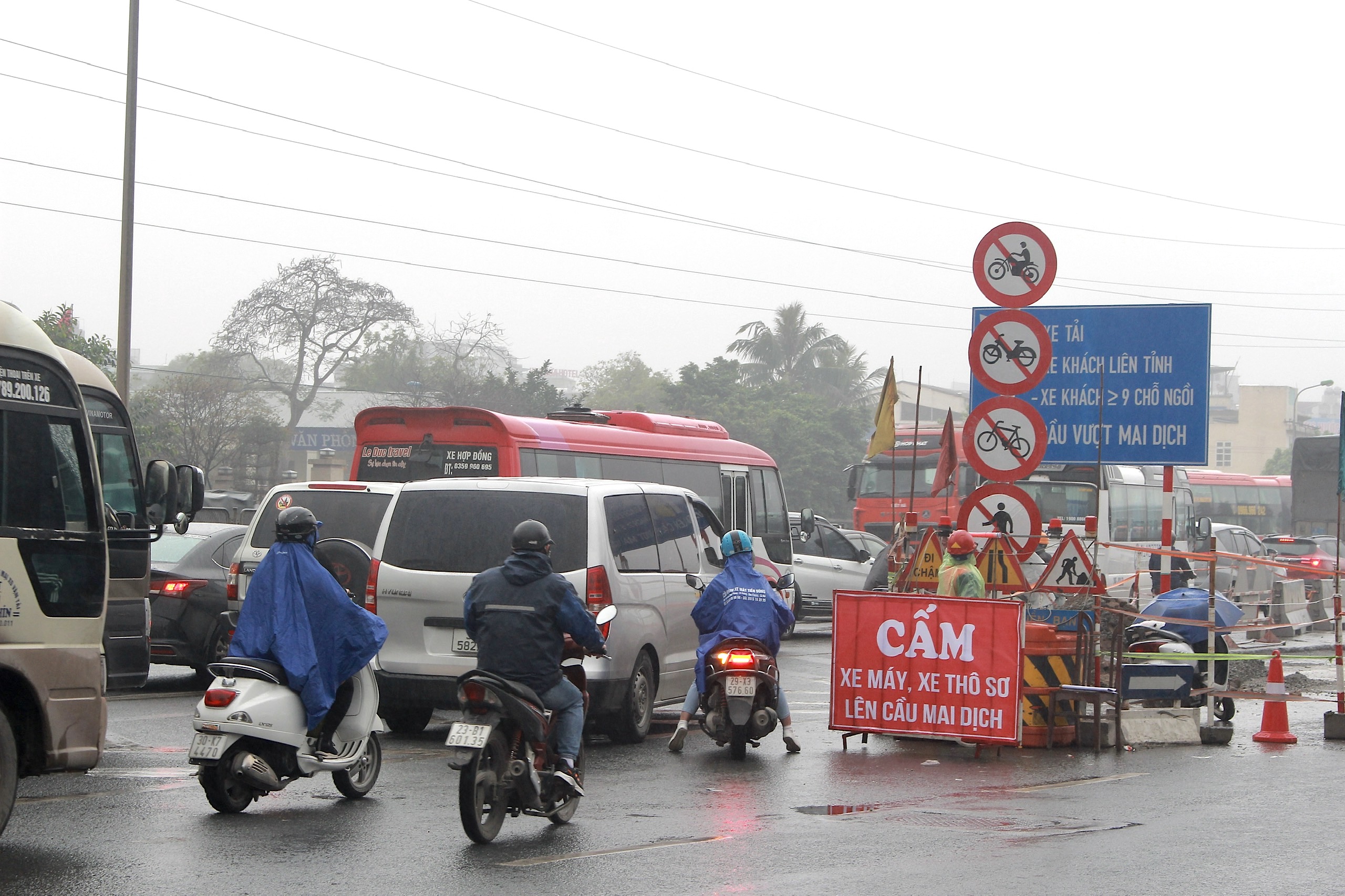 Xe máy chạy nườm nượp trên cầu vượt Mai Dịch bất chấp lệnh cấm- Ảnh 7.