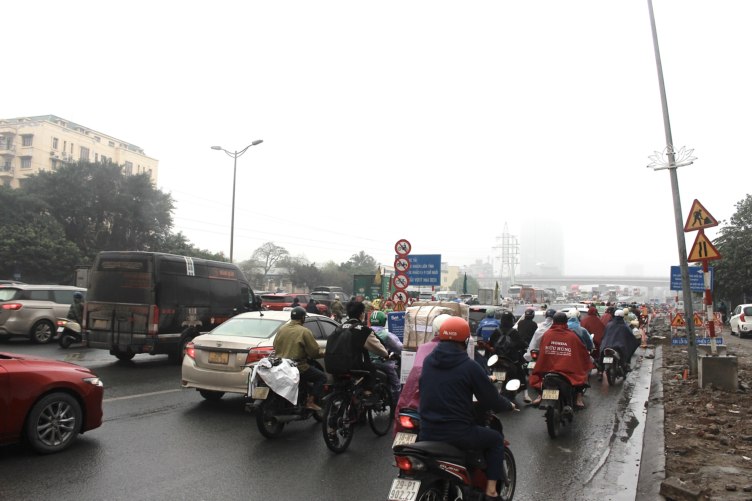 Xe máy chạy nườm nượp trên cầu vượt Mai Dịch bất chấp lệnh cấm- Ảnh 4.