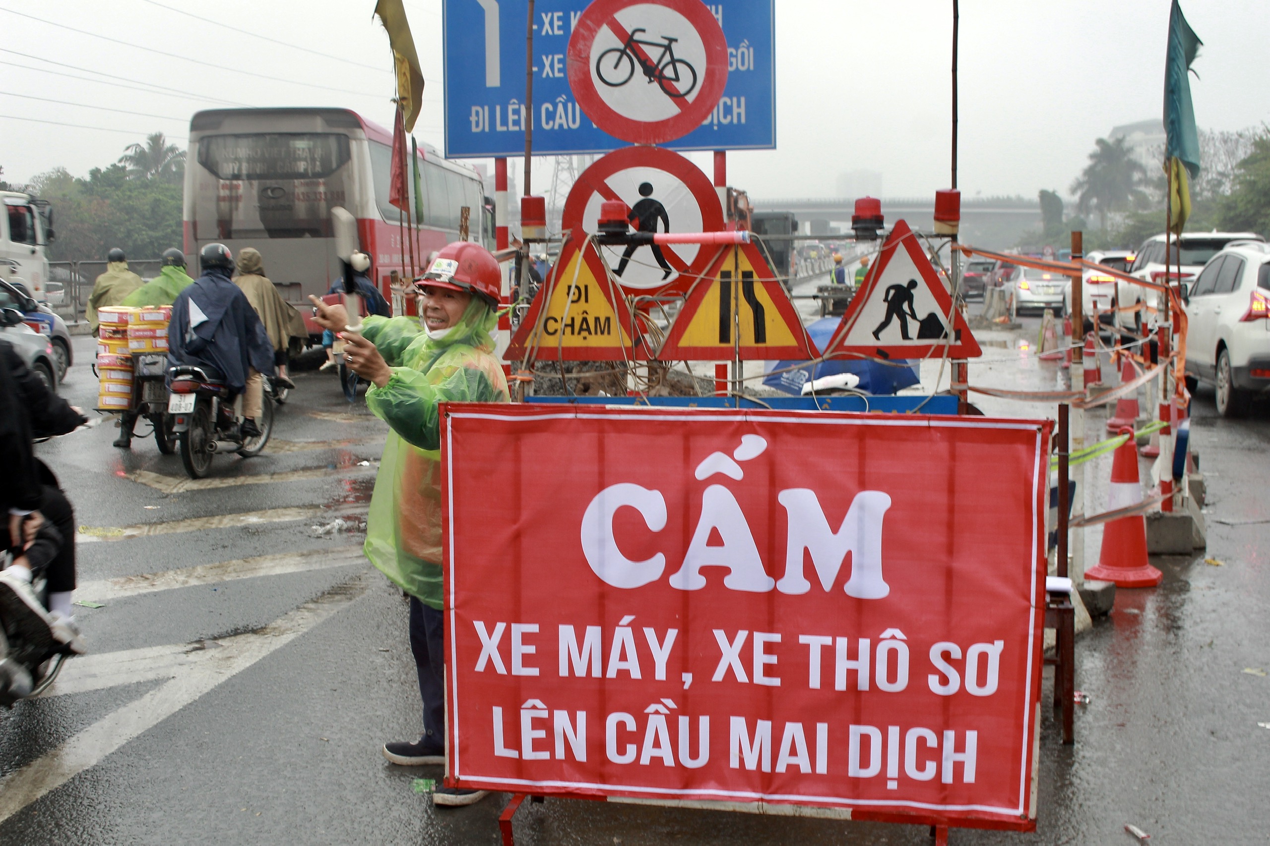 Xe máy chạy nườm nượp trên cầu vượt Mai Dịch bất chấp lệnh cấm- Ảnh 5.