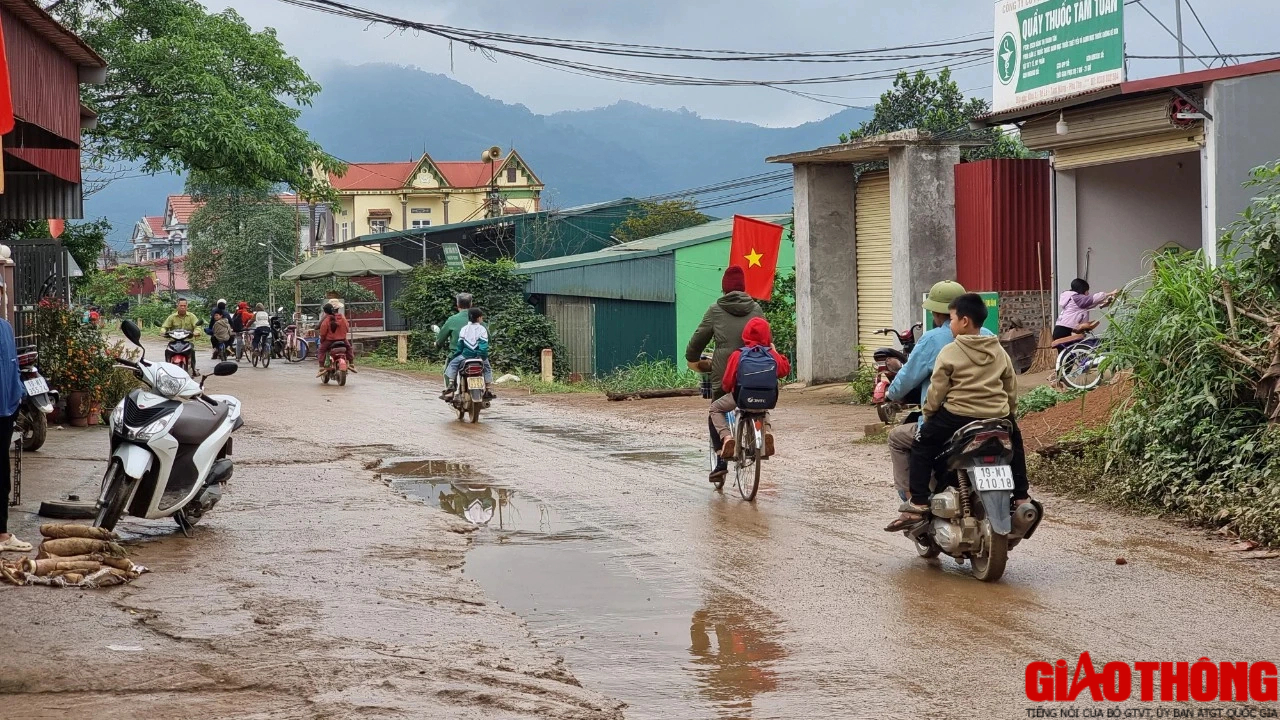 Phú Thọ: Dân bức xúc vì xe chở đất gây bụi bẩn, mất ATGT- Ảnh 1.