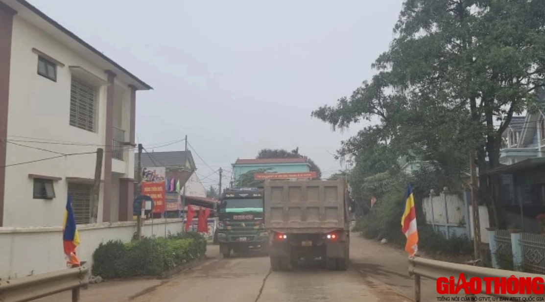Phú Thọ: Dân bức xúc vì xe chở đất gây bụi bẩn, mất ATGT- Ảnh 3.