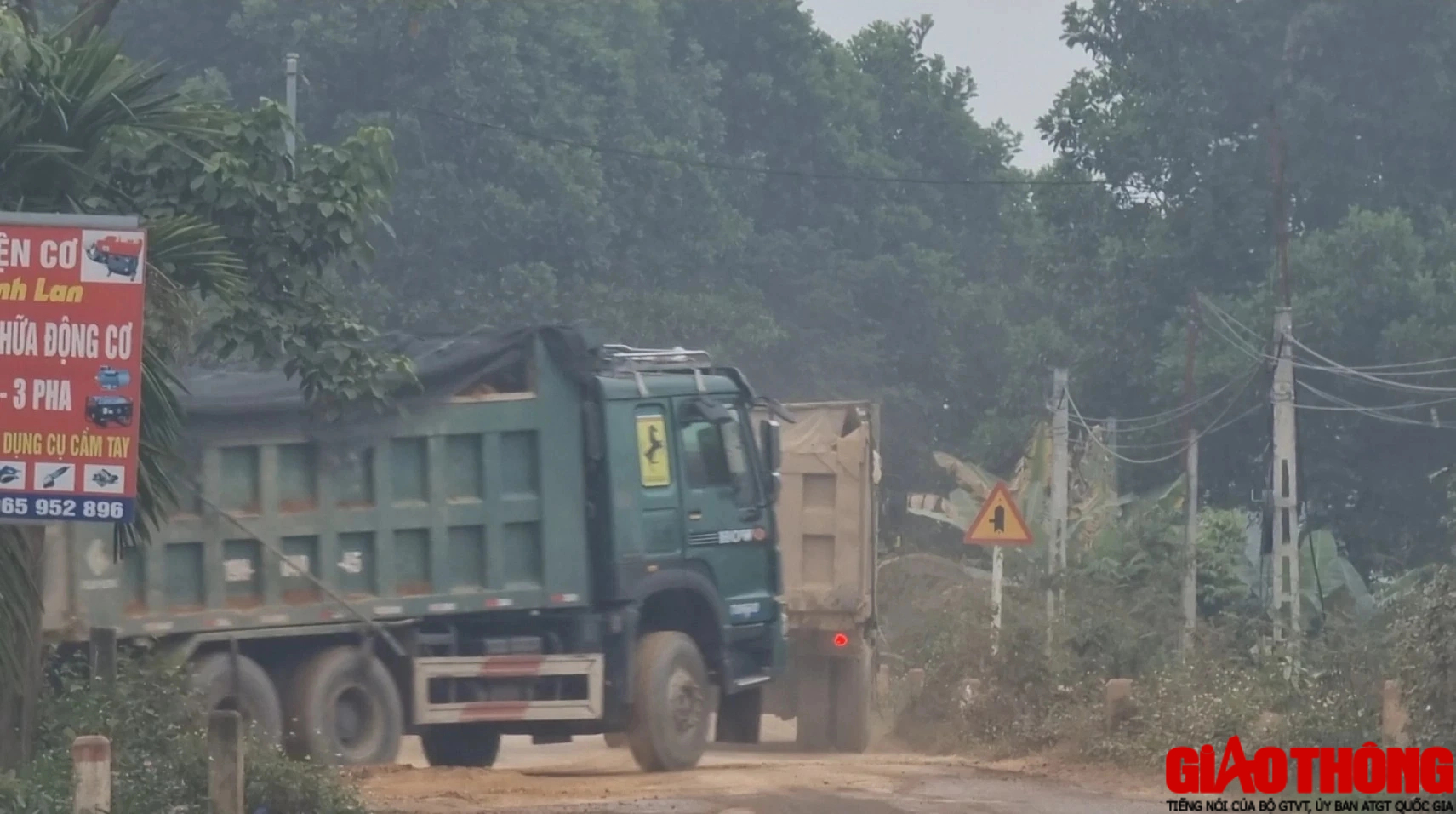 Phú Thọ: Dân bức xúc vì xe chở đất gây bụi bẩn, mất ATGT- Ảnh 5.