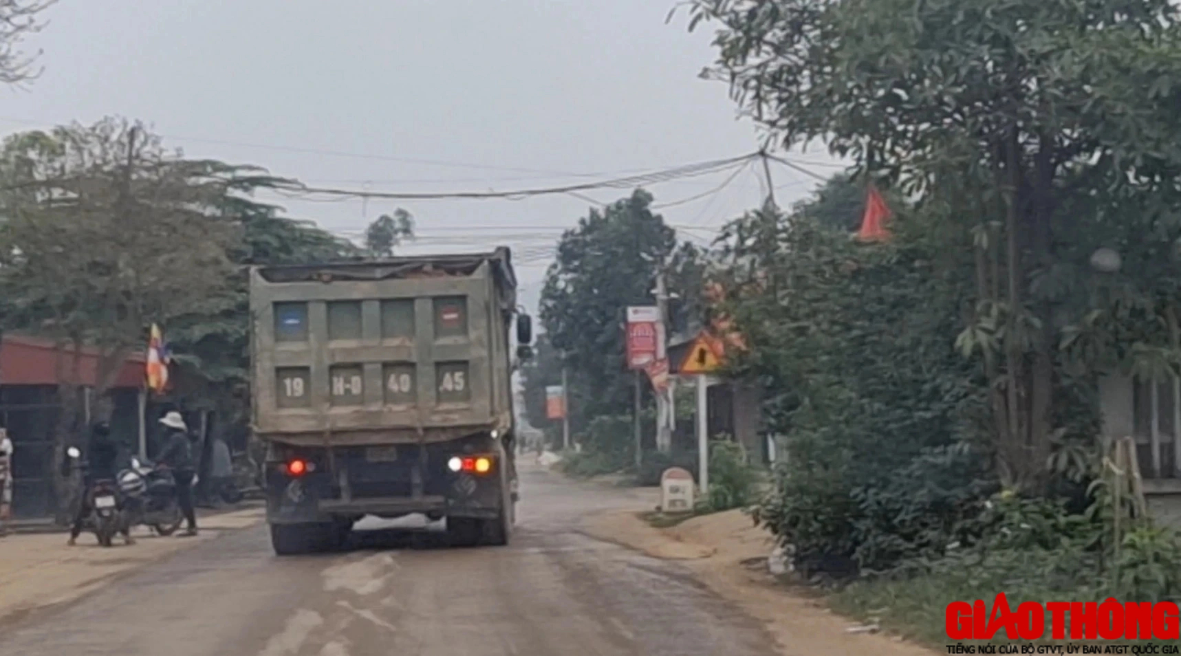 Phú Thọ: Dân bức xúc vì xe chở đất gây bụi bẩn, mất ATGT- Ảnh 6.