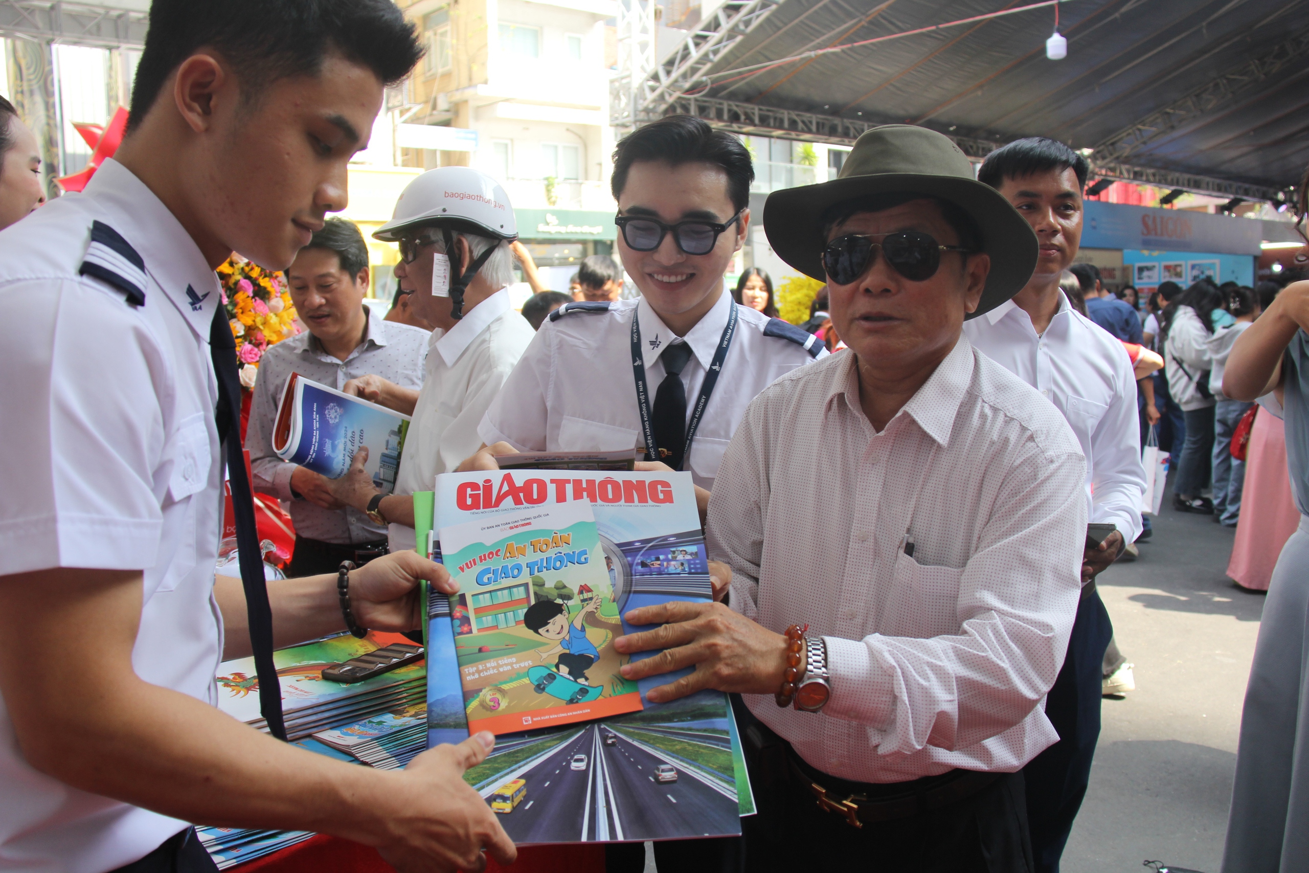 Sôi động gian hàng Báo Giao thông tại Hội Báo toàn quốc 2024- Ảnh 7.