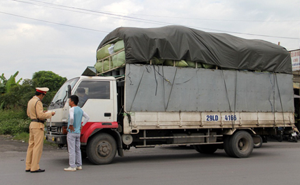 Chở hàng quá tải, chủ doanh nghiệp và tài xế ở Hải Dương bị xử phạt gần 50 triệu đồng- Ảnh 1.