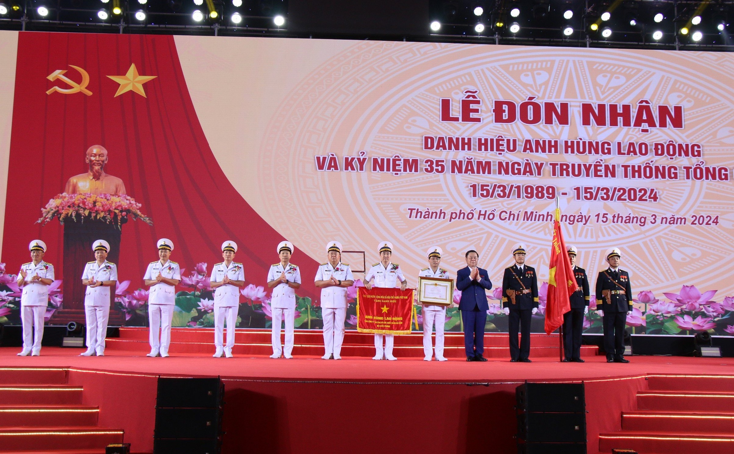 Tổng công ty Tân Cảng Sài Gòn đón nhận danh hiệu Anh hùng Lao động- Ảnh 1.