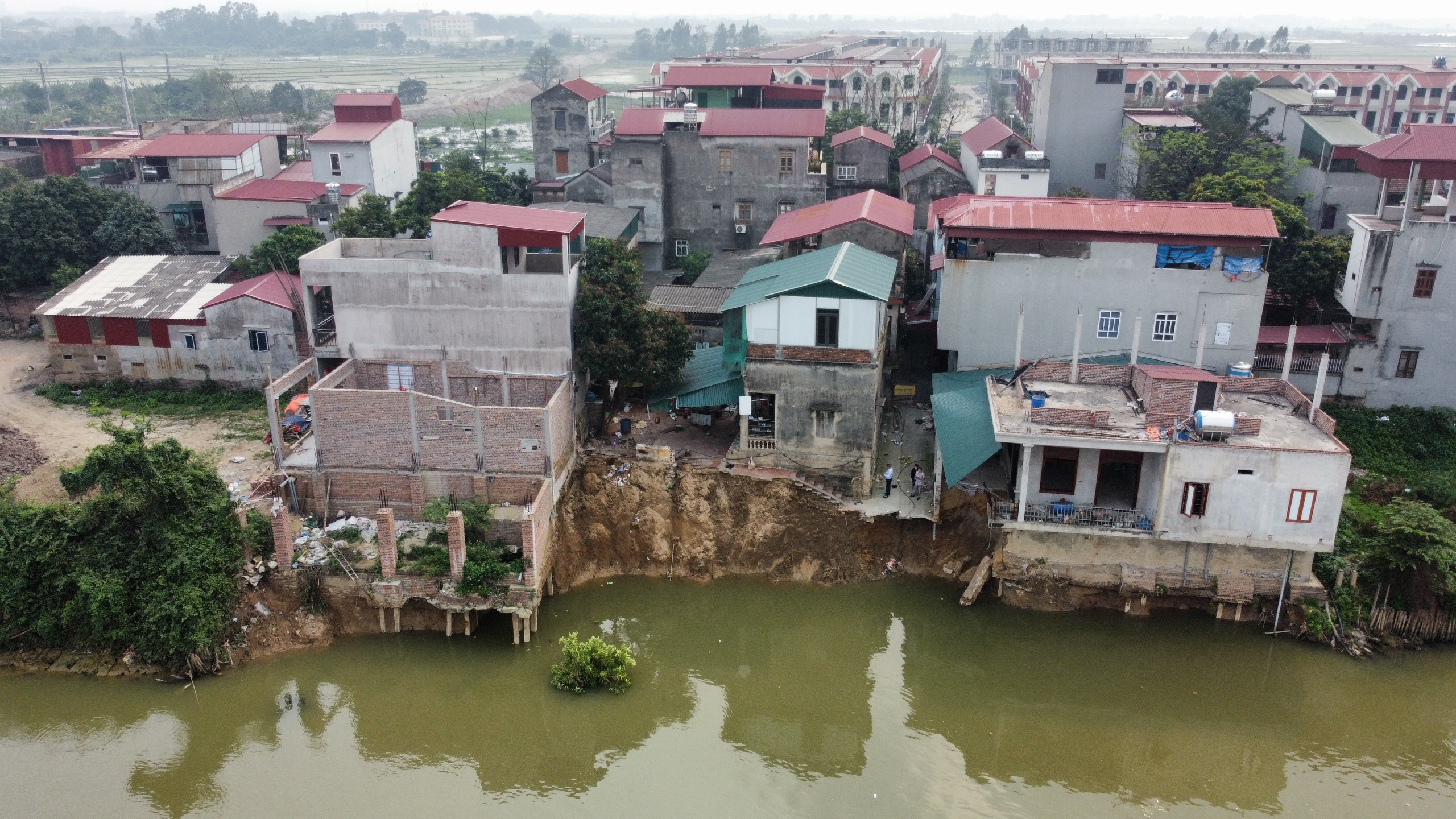 Bắc Ninh: Di dời khẩn cấp 7 hộ dân vì sạt lở gần 1km bờ sông Cầu- Ảnh 1.