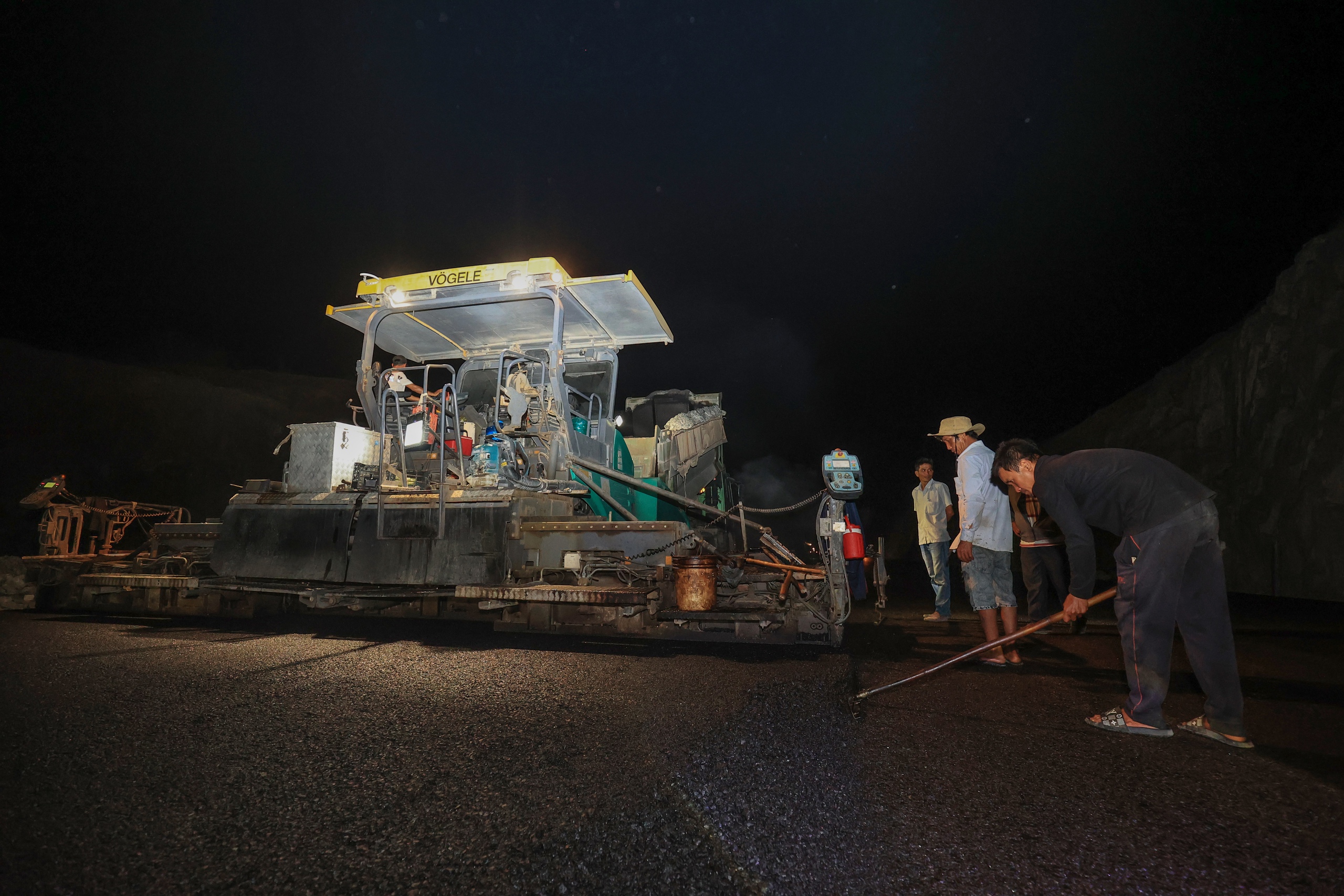 Xuyên đêm thảm những mét bê tông nhựa cuối cùng trên cao tốc Cam Lâm - Vĩnh Hảo- Ảnh 3.