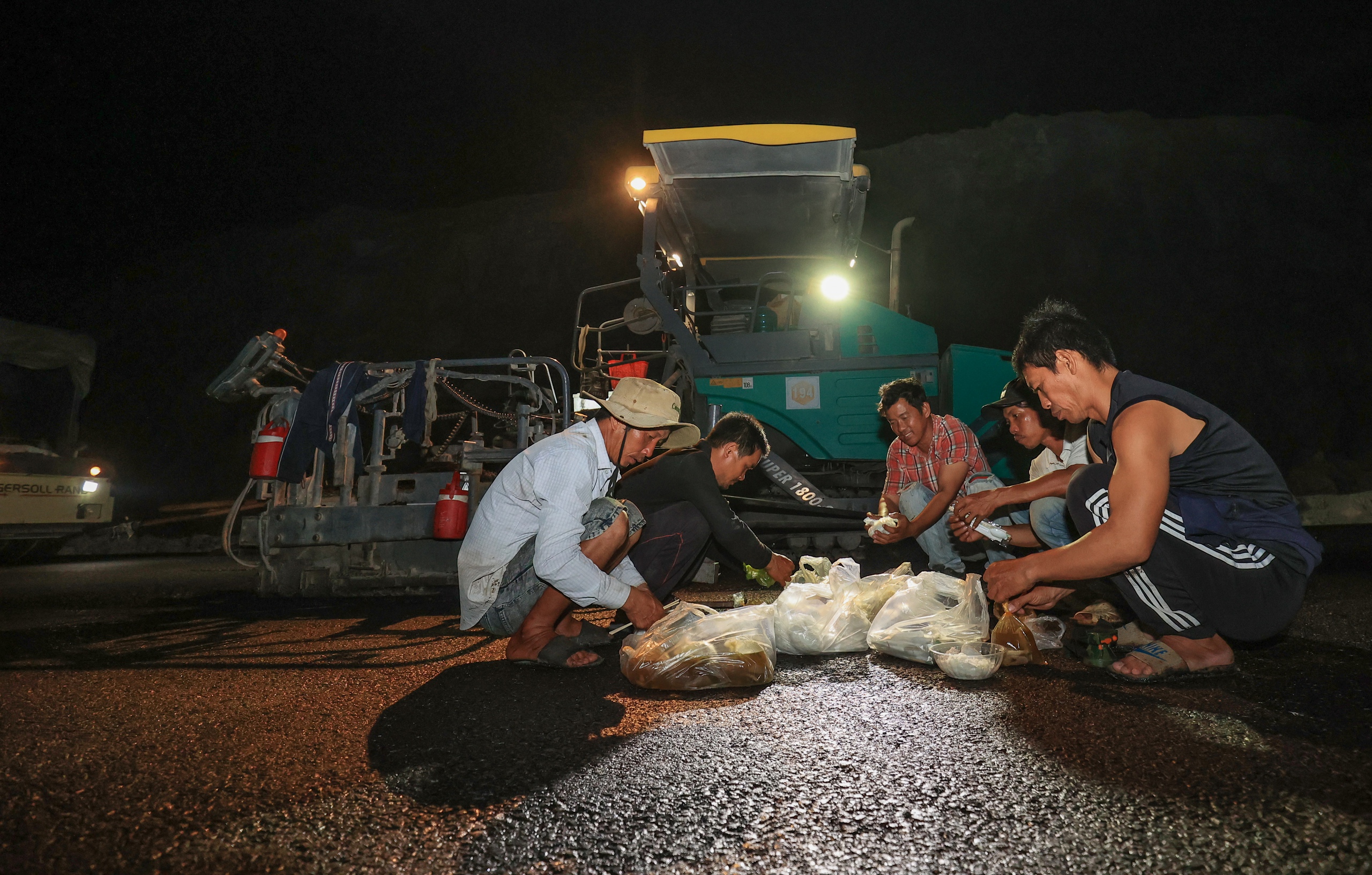 Xuyên đêm thảm những mét bê tông nhựa cuối cùng trên cao tốc Cam Lâm - Vĩnh Hảo- Ảnh 6.