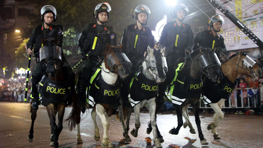 Nghìn người đội mưa, chen chân xem kỵ binh biểu diễn tại lễ hội Yên Thế- Ảnh 3.