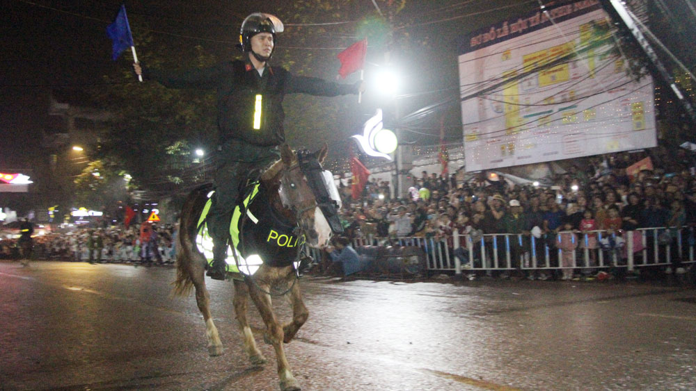 Nghìn người đội mưa, chen chân xem kỵ binh biểu diễn tại lễ hội Yên Thế- Ảnh 5.
