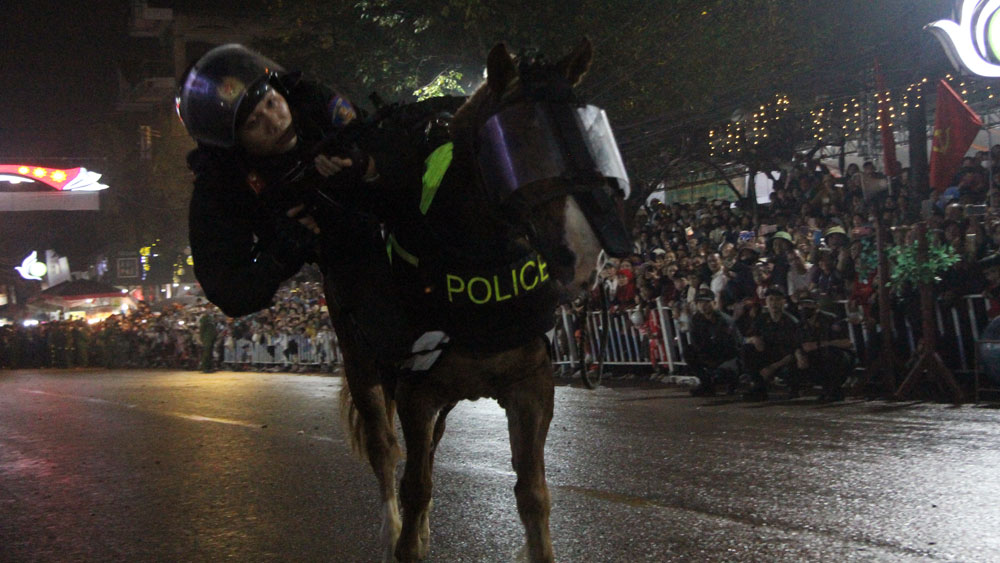 Nghìn người đội mưa, chen chân xem kỵ binh biểu diễn tại lễ hội Yên Thế- Ảnh 4.