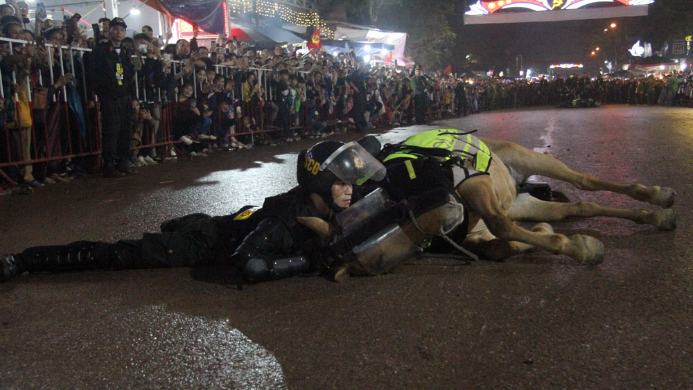 Nghìn người đội mưa, chen chân xem kỵ binh biểu diễn tại lễ hội Yên Thế- Ảnh 2.