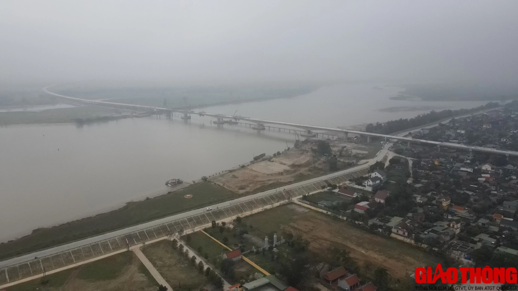 Hợp long cầu vượt sông dài nhất cao tốc Bắc - Nam- Ảnh 1.