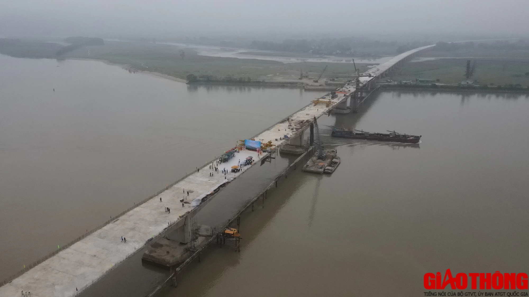 Hợp long cầu vượt sông dài nhất cao tốc Bắc - Nam- Ảnh 2.
