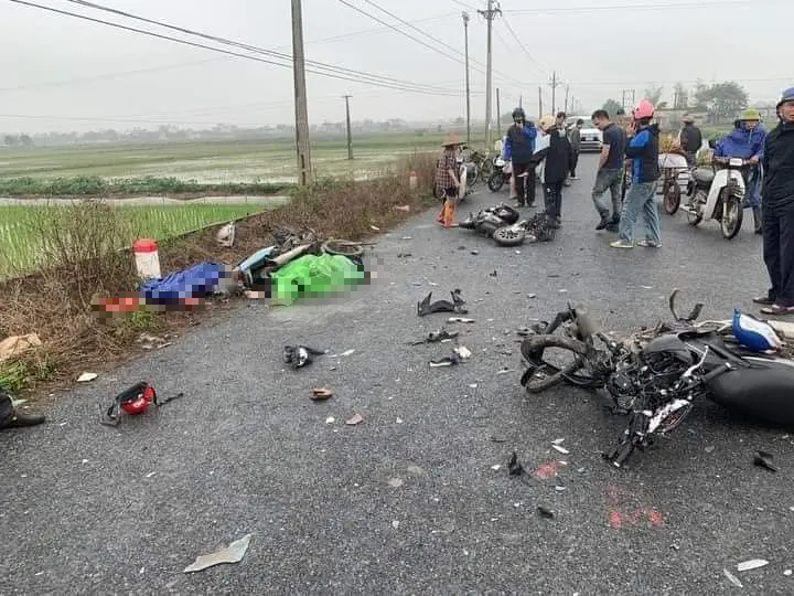 Tai nạn liên hoàn 2 xe máy và 1 xe đạp điện làm 5 người thương vong- Ảnh 1.
