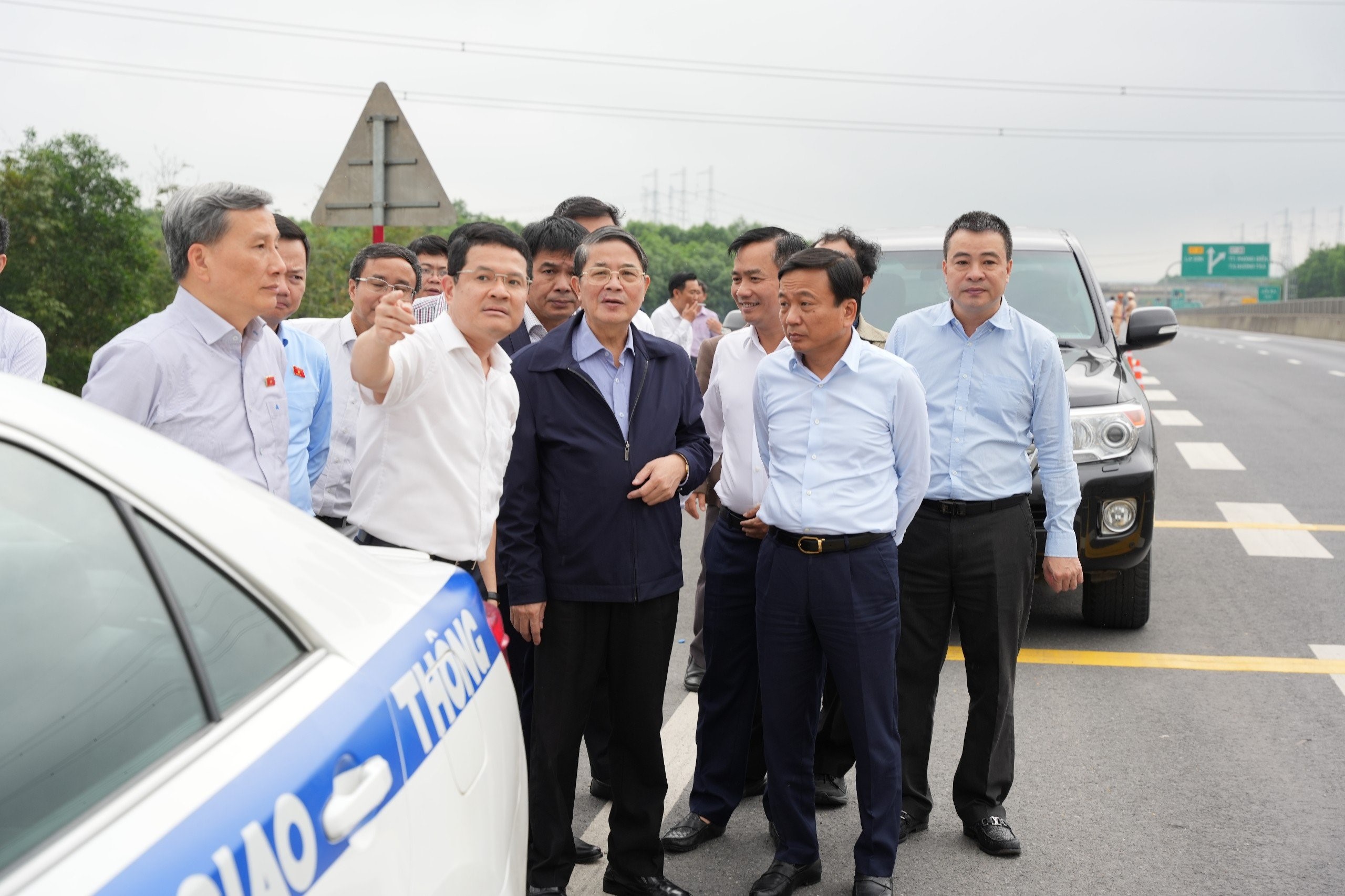 Địa phương mong Quốc hội ưu tiên nguồn lực đầu tư cao tốc Cam Lộ - La Sơn lên 4 làn xe- Ảnh 1.