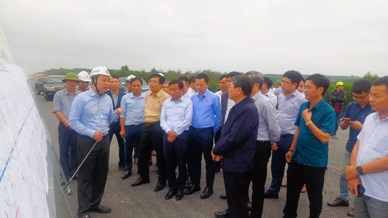 Địa phương mong Quốc hội ưu tiên nguồn lực đầu tư cao tốc Cam Lộ - La Sơn lên 4 làn xe- Ảnh 7.