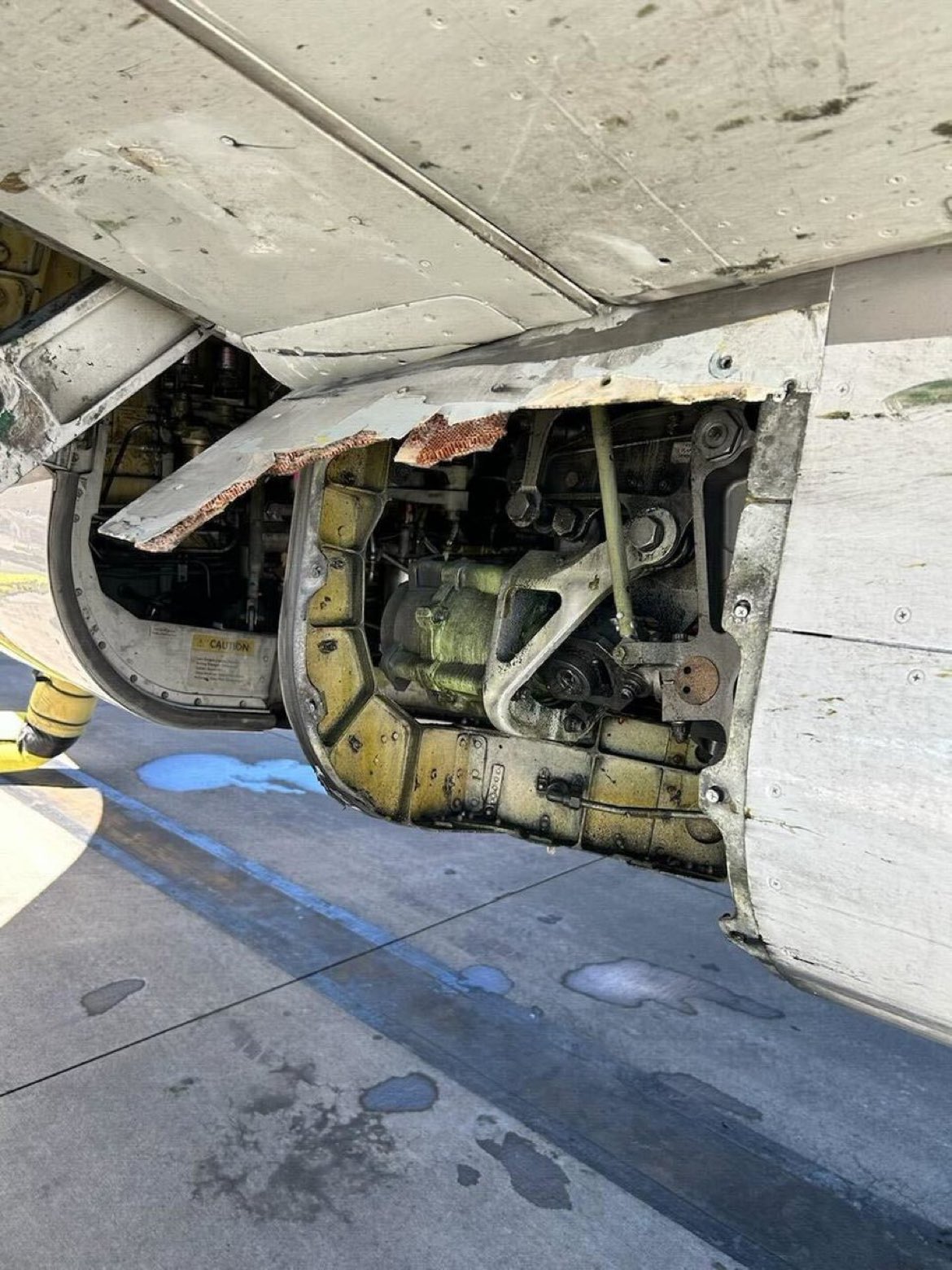 Máy bay Boeing bay mất một tấm vỏ thân, đến khi hạ cánh nhân viên mới biết- Ảnh 1.