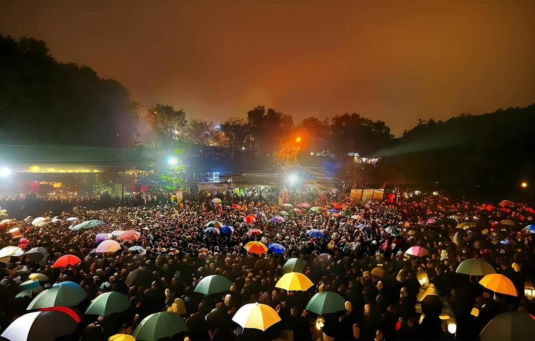 Nghìn người đội mưa, chen chân xem kỵ binh biểu diễn tại lễ hội Yên Thế- Ảnh 6.