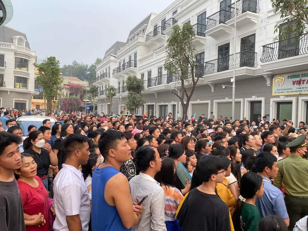 Hàng nghìn người chen chân xem khai mạc lễ hội hoa ban ở Điện Biên- Ảnh 1.