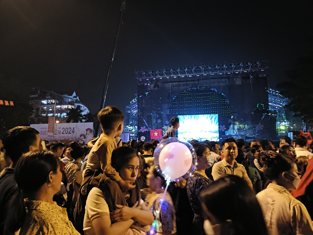 Hàng nghìn người chen chân xem khai mạc lễ hội hoa ban ở Điện Biên- Ảnh 3.