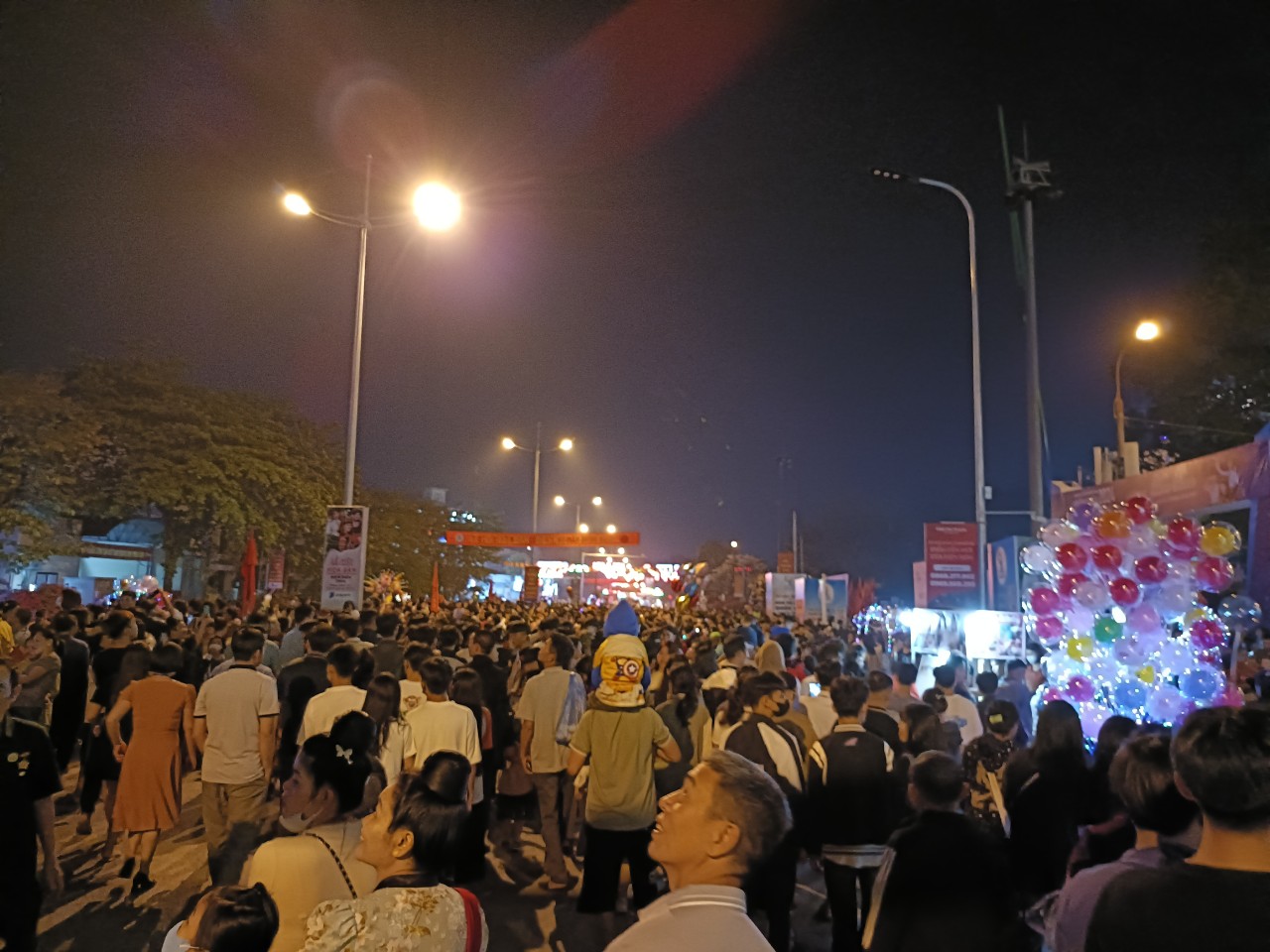 Hàng nghìn người chen chân xem khai mạc lễ hội hoa ban ở Điện Biên- Ảnh 4.