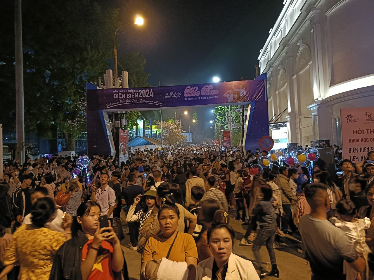 Hàng nghìn người chen chân xem khai mạc lễ hội hoa ban ở Điện Biên- Ảnh 5.