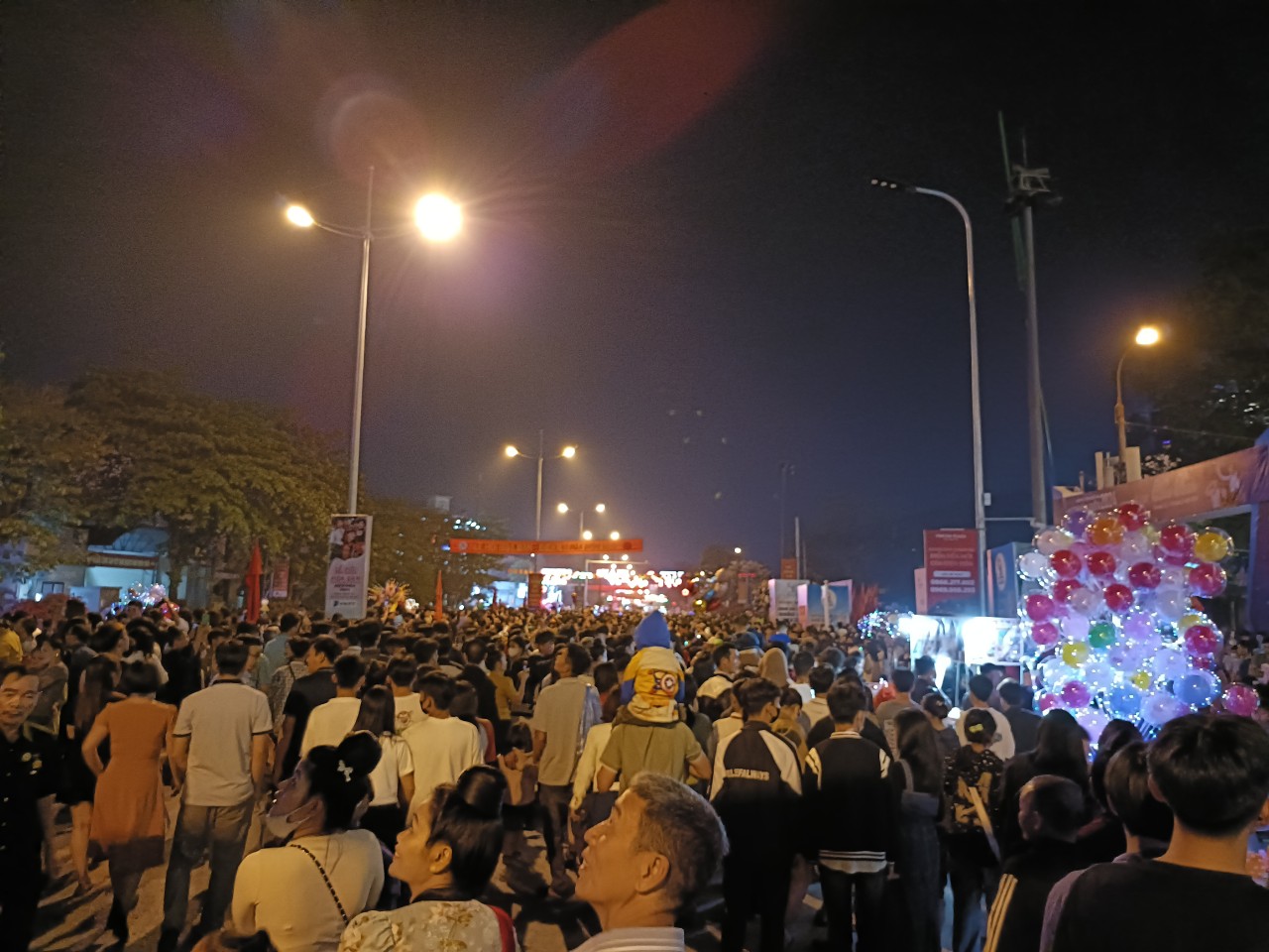 Hàng nghìn người chen chân xem khai mạc lễ hội hoa ban ở Điện Biên- Ảnh 6.