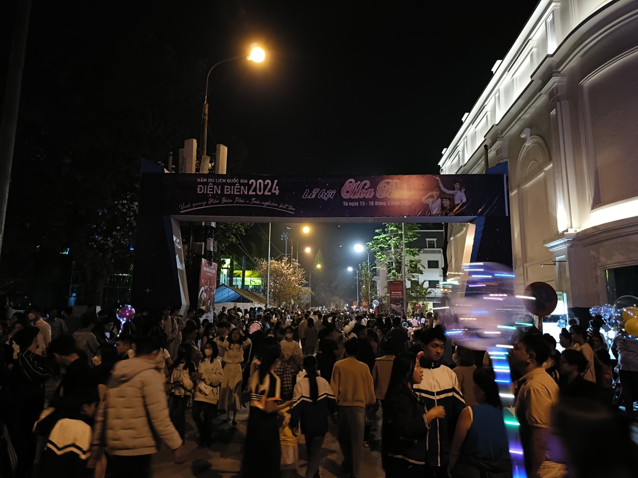 Hàng nghìn người chen chân xem khai mạc lễ hội hoa ban ở Điện Biên- Ảnh 7.