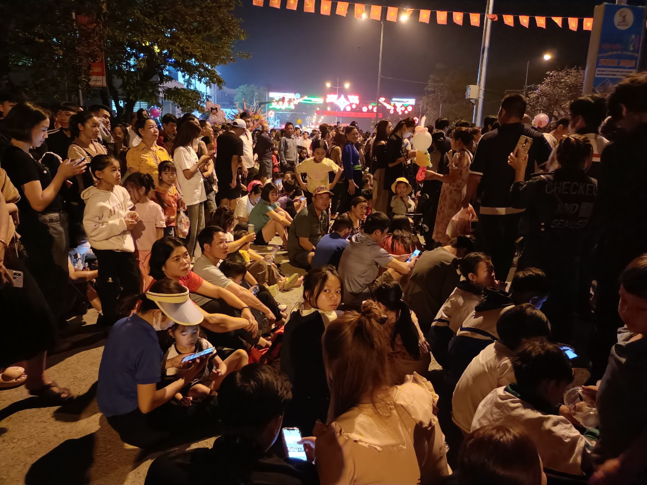 Hàng nghìn người chen chân xem khai mạc lễ hội hoa ban ở Điện Biên- Ảnh 8.