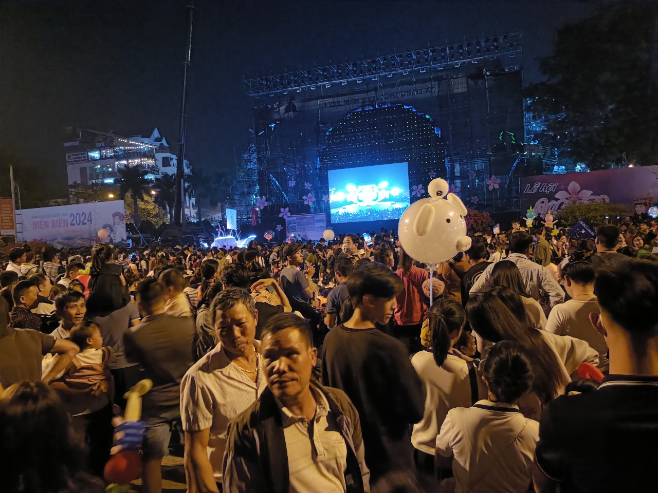 Hàng nghìn người chen chân xem khai mạc lễ hội hoa ban ở Điện Biên- Ảnh 9.