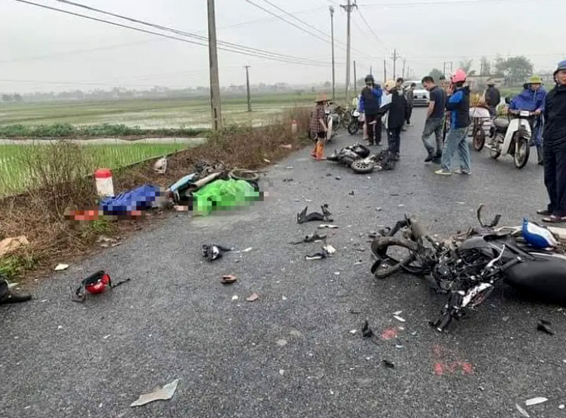 Hiện trường vụ tai nạn giữa hai xe máy và xe đạp điện khiến 1 người tử vong và 4 người khác bị thương.