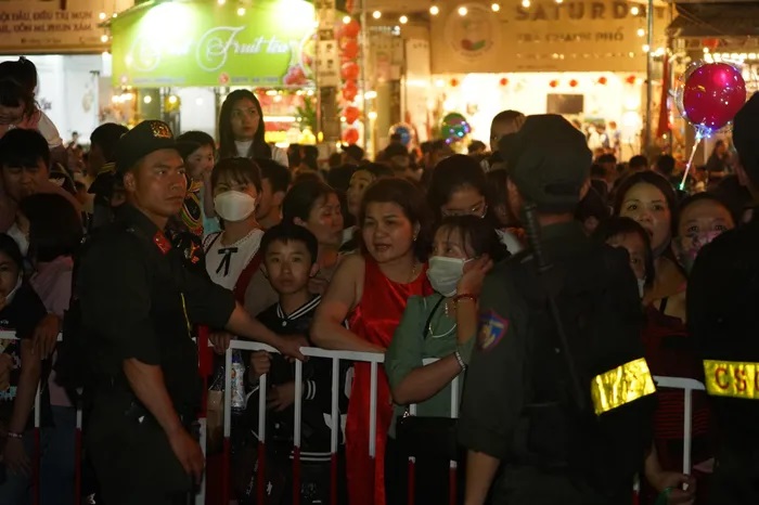 Hàng nghìn người chen chân xem khai mạc lễ hội hoa ban ở Điện Biên- Ảnh 14.