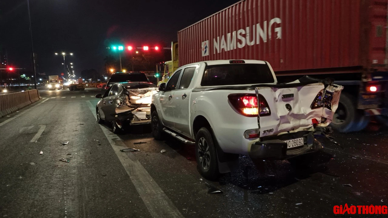 Xe container tông 3 ô tô dừng chờ đèn đỏ, người phụ nữ nước ngoài bị thương- Ảnh 2.