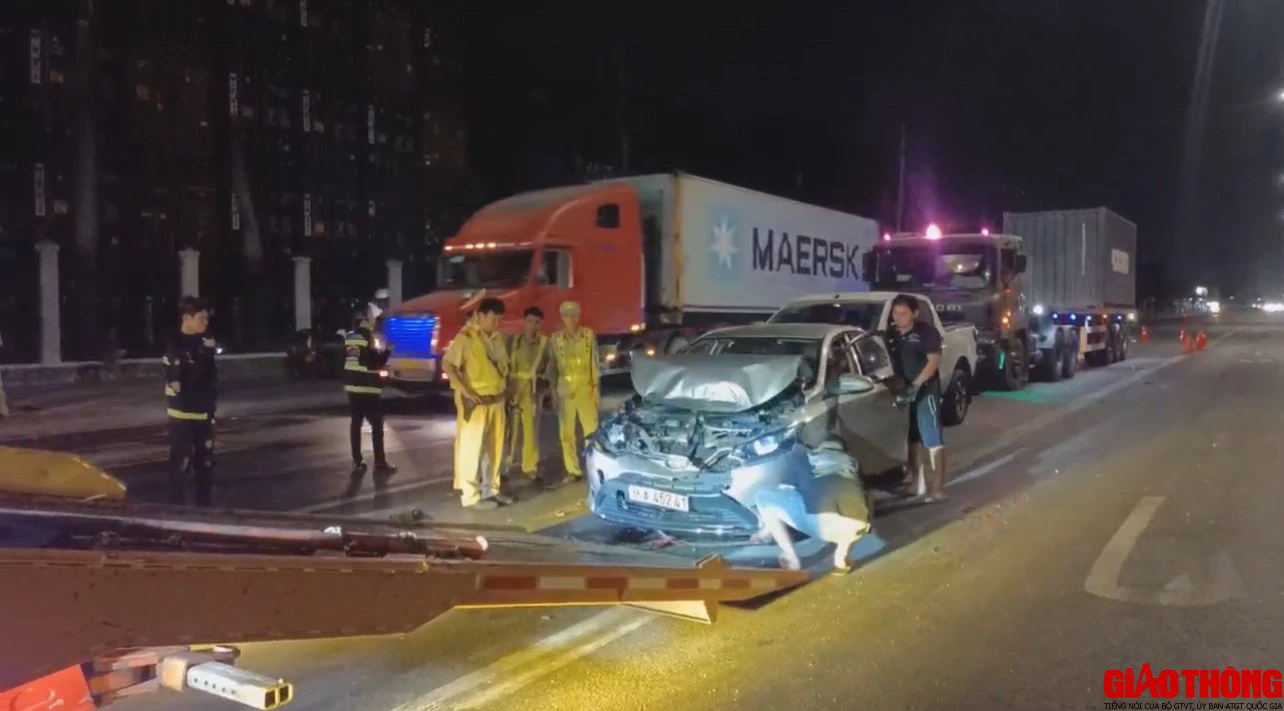 Xe container tông 3 ô tô dừng chờ đèn đỏ, người phụ nữ nước ngoài bị thương- Ảnh 3.