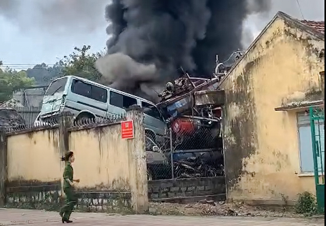 Bãi giữ xe vi phạm ở Khánh Hòa bất ngờ bốc cháy- Ảnh 1.