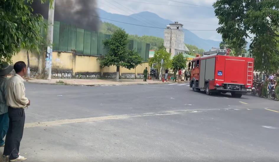 Bãi giữ xe vi phạm ở Khánh Hòa bất ngờ bốc cháy- Ảnh 2.
