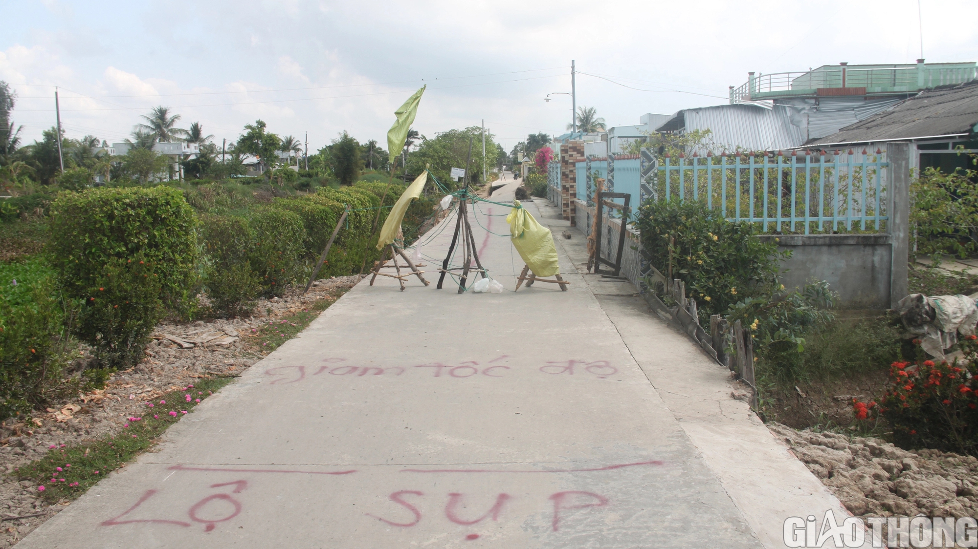 Nhiều tuyến đường giao thông ở Cà Mau bị sụt lún, cuộc sống người dân đảo lộn- Ảnh 6.