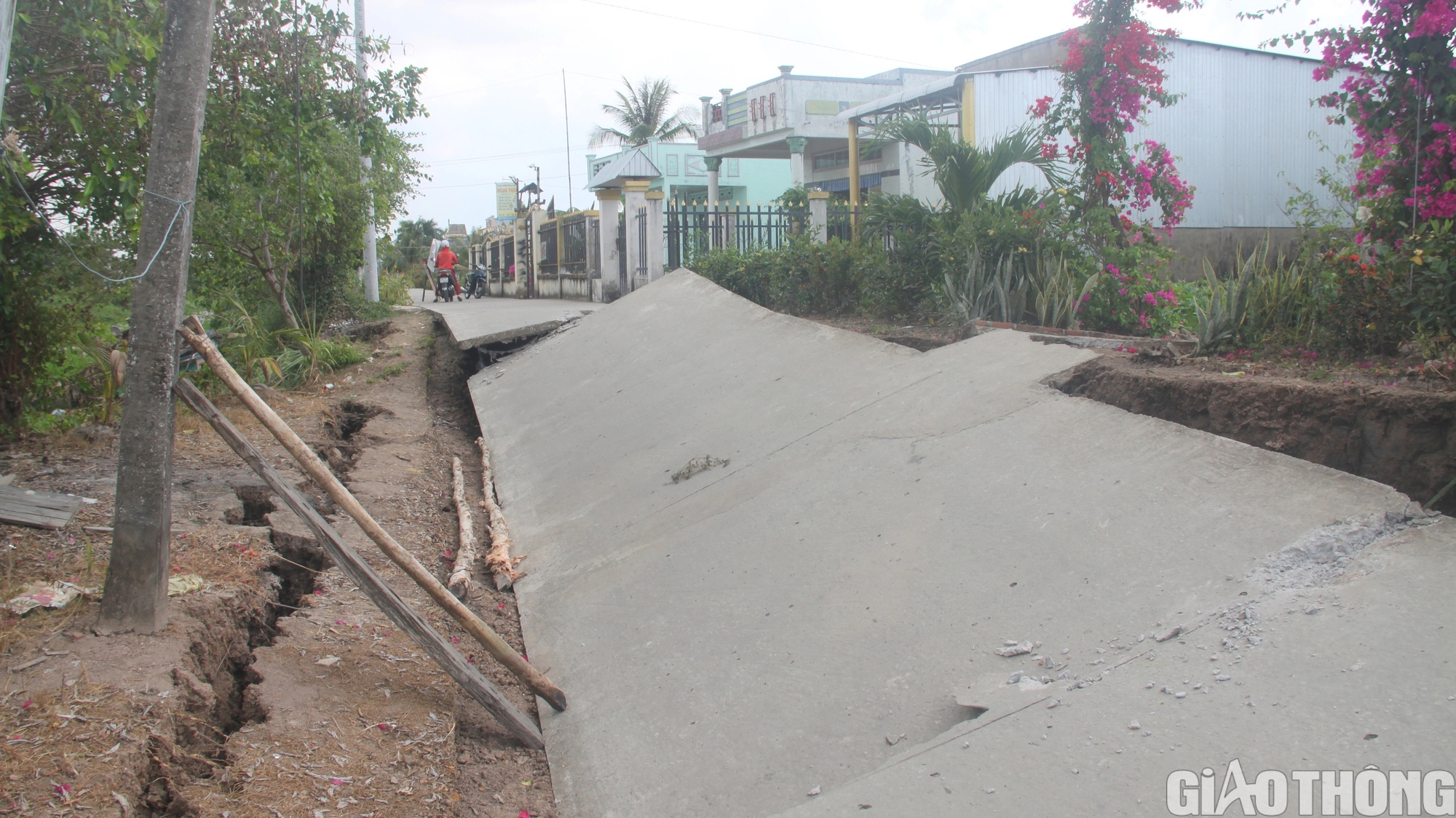 Nhiều tuyến đường giao thông ở Cà Mau bị sụt lún, cuộc sống người dân đảo lộn- Ảnh 7.