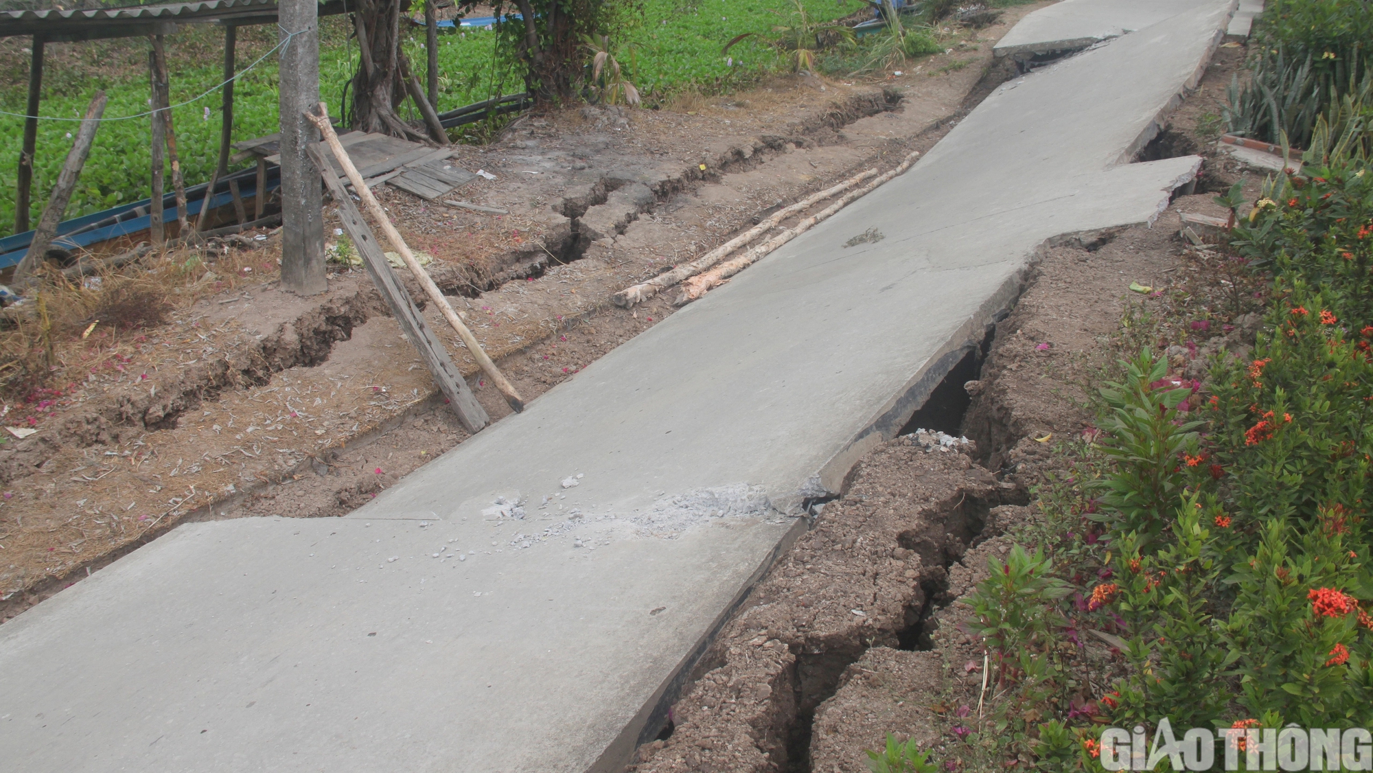 Nhiều tuyến đường giao thông ở Cà Mau bị sụt lún, cuộc sống người dân đảo lộn- Ảnh 12.