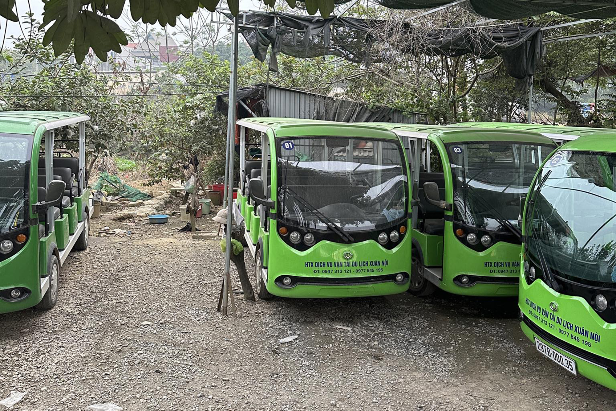 Hà Nội: Bát nháo xe điện không biển số ở Đường Lâm- Ảnh 1.