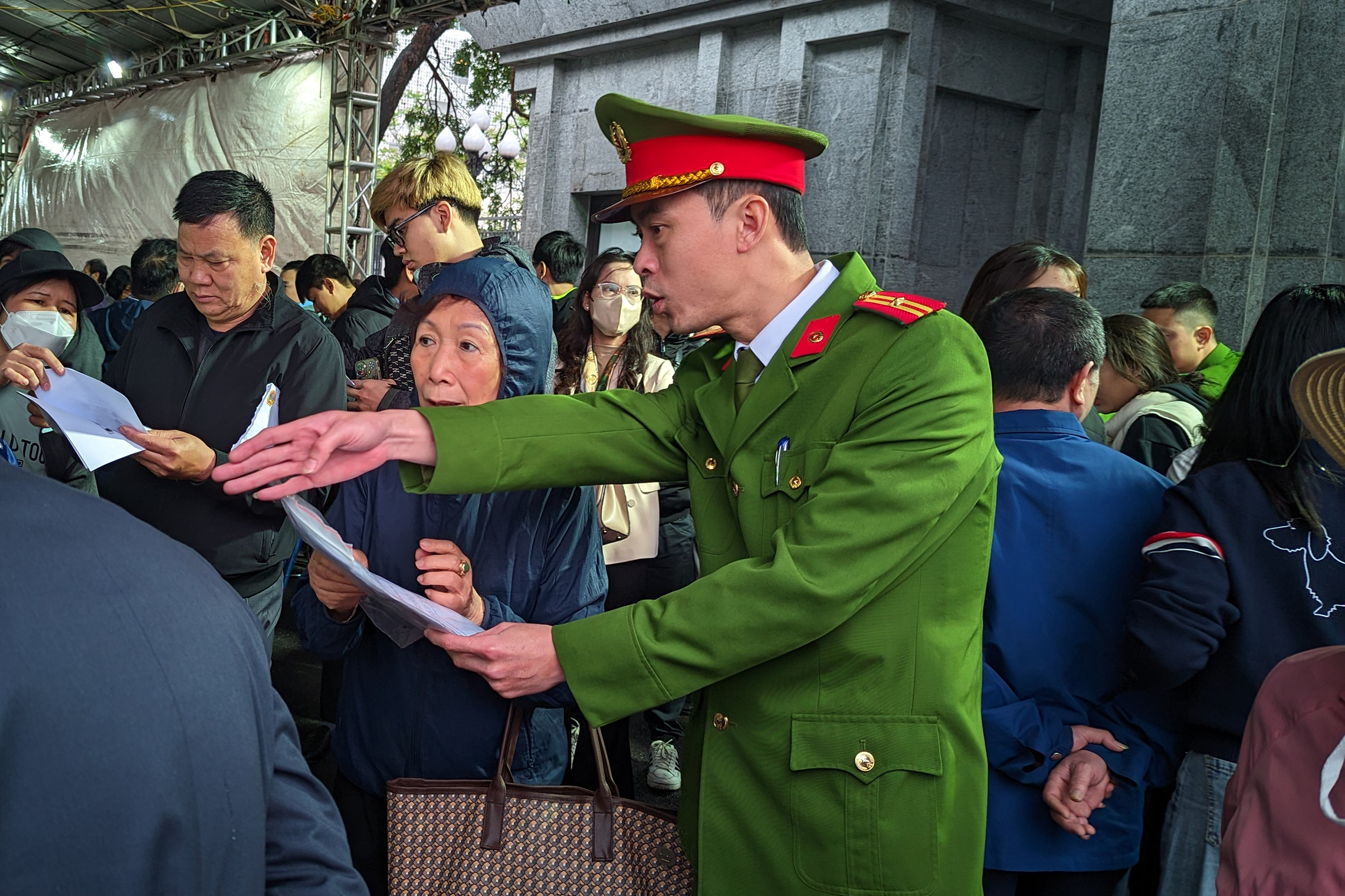 Gần 1.000 bị hại đội mưa đến phiên xử vụ Tân Hoàng Minh- Ảnh 3.