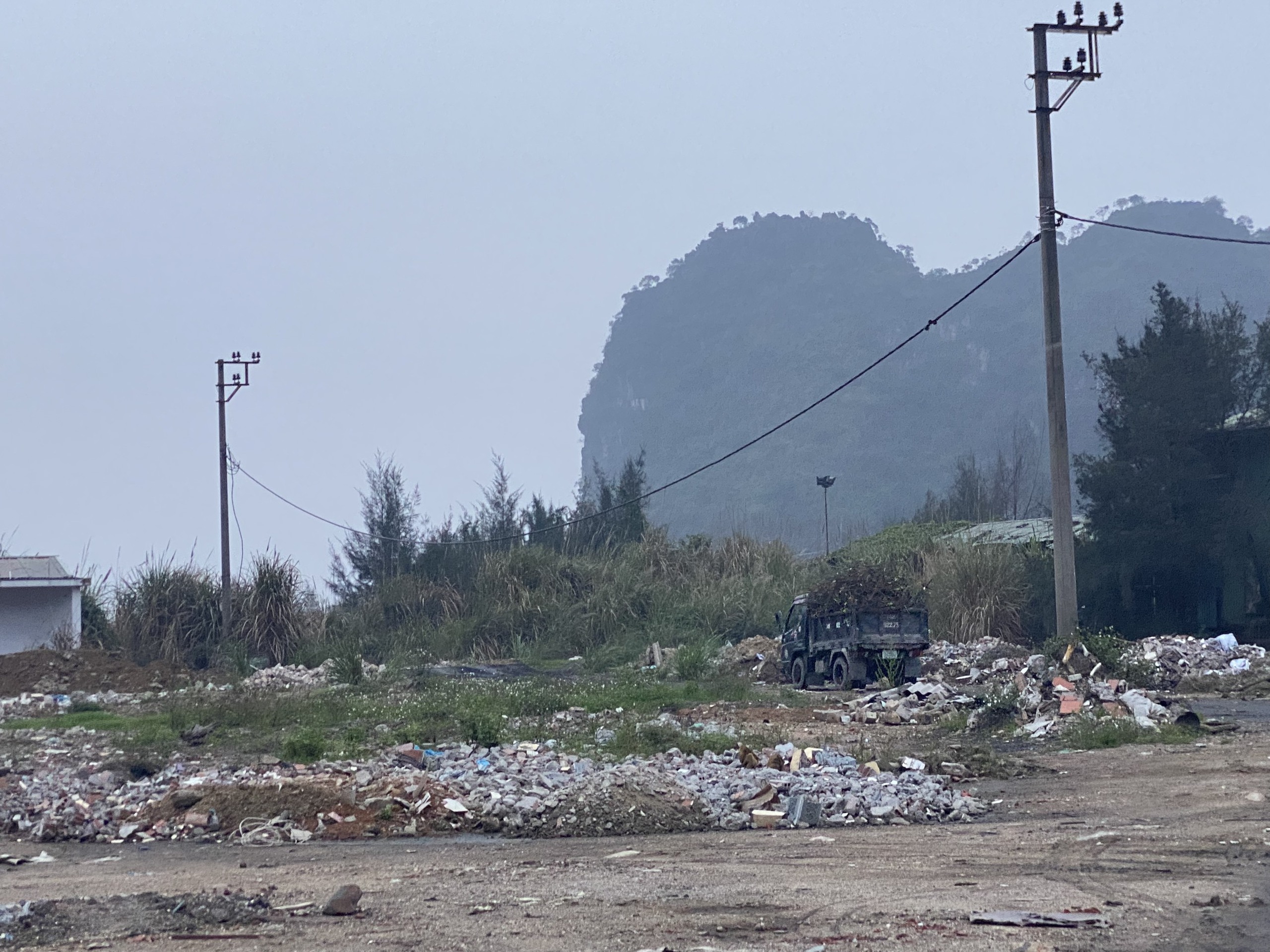 Rác thải tràn ngập ven đường bao biển, nguy cơ ô nhiễm vịnh Hạ Long, Bái Tử Long- Ảnh 1.
