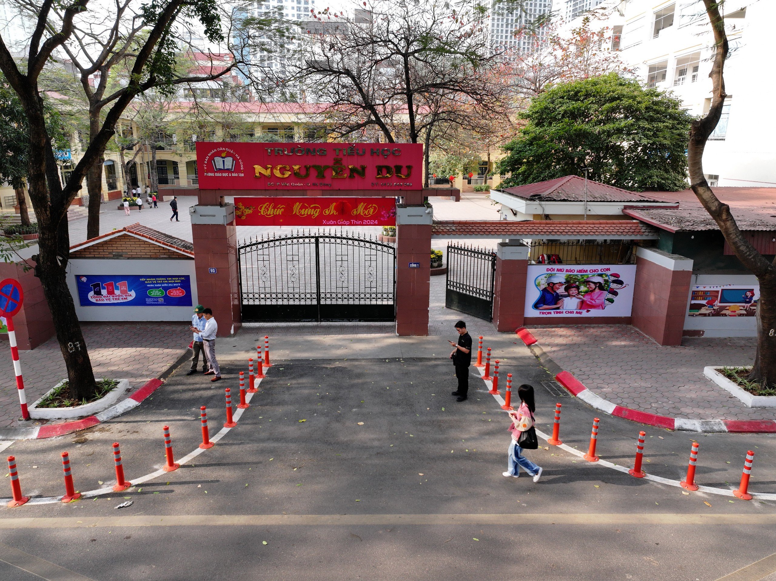 Cấm ô tô qua cổng trường tiểu học Nguyễn Du- Ảnh 1.