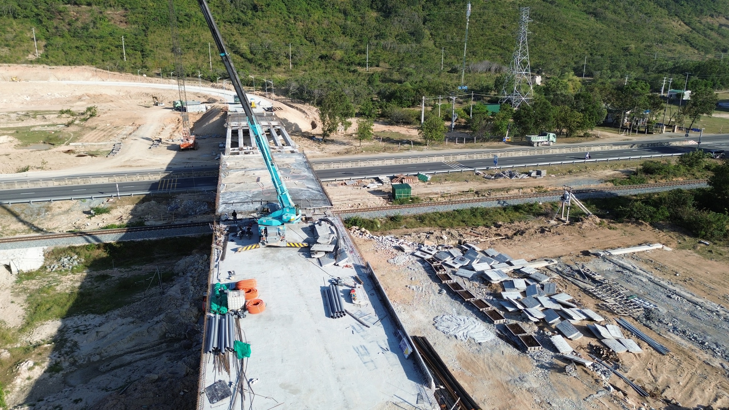 Tăng tốc đưa nút giao kết nối QL1 với cao tốc Cam Lâm - Vĩnh Hảo về đích- Ảnh 1.