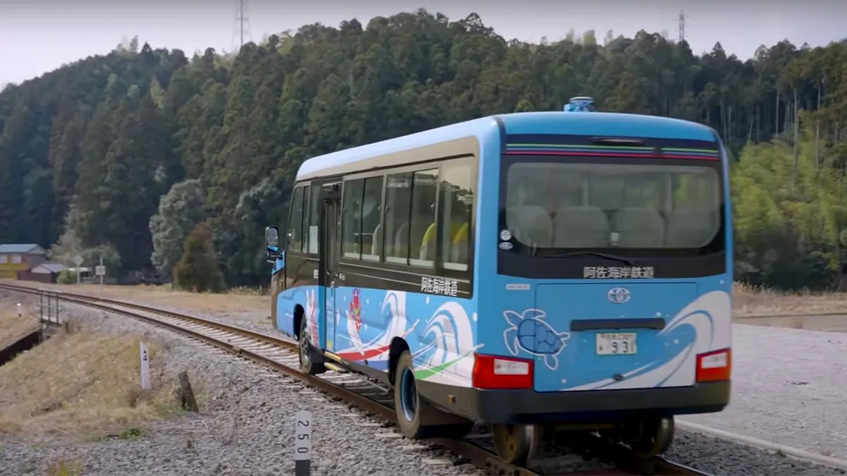 Chính quyền tỉnh Tokushima hy vọng xe buýt kết hợp đường sắt sẽ trở thành điểm nhấn thu hút khách du lịch của địa phương và là phương tiện kết nối các cộng đồng dễ bị cô lập bởi động đất, lũ lụt, sóng thần.