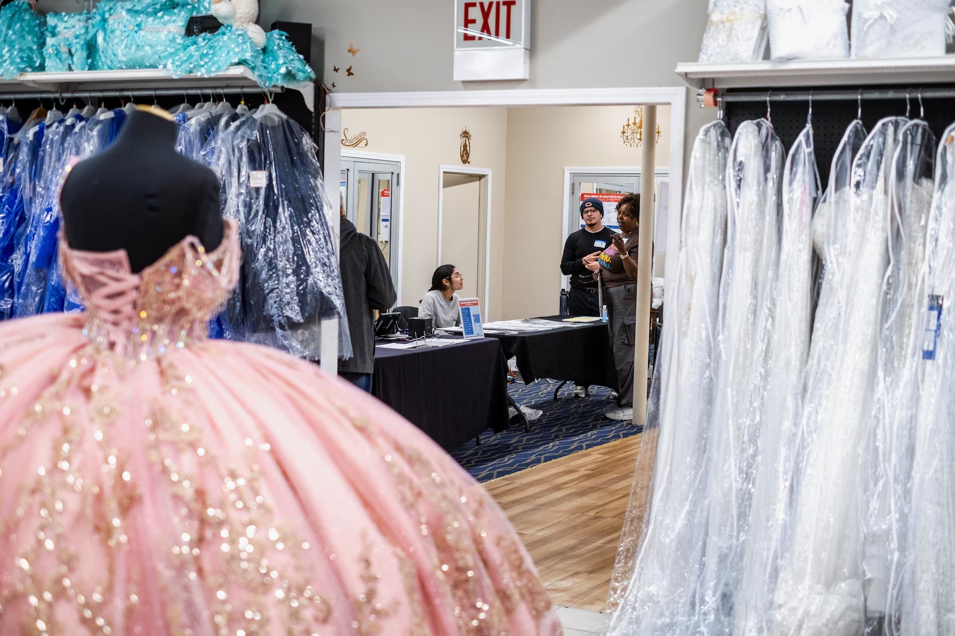 Tại khu phố Gage Park, một tiệm váy cưới thời trang cũng trở thành nơi người dân đến bỏ phiếu bầu cử. (Ảnh: Reuters)