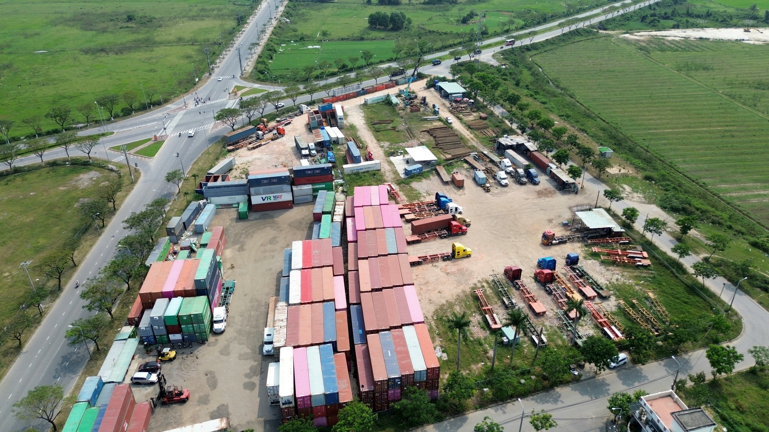 Dỡ bỏ bãi tập kết container trái phép trên đất công ở Đà Nẵng- Ảnh 3.